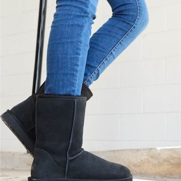 UGG classic short boot - Picture 3 of 8